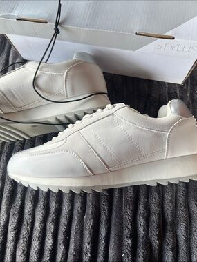 STYLUS Cream/White Athletic Sneakers